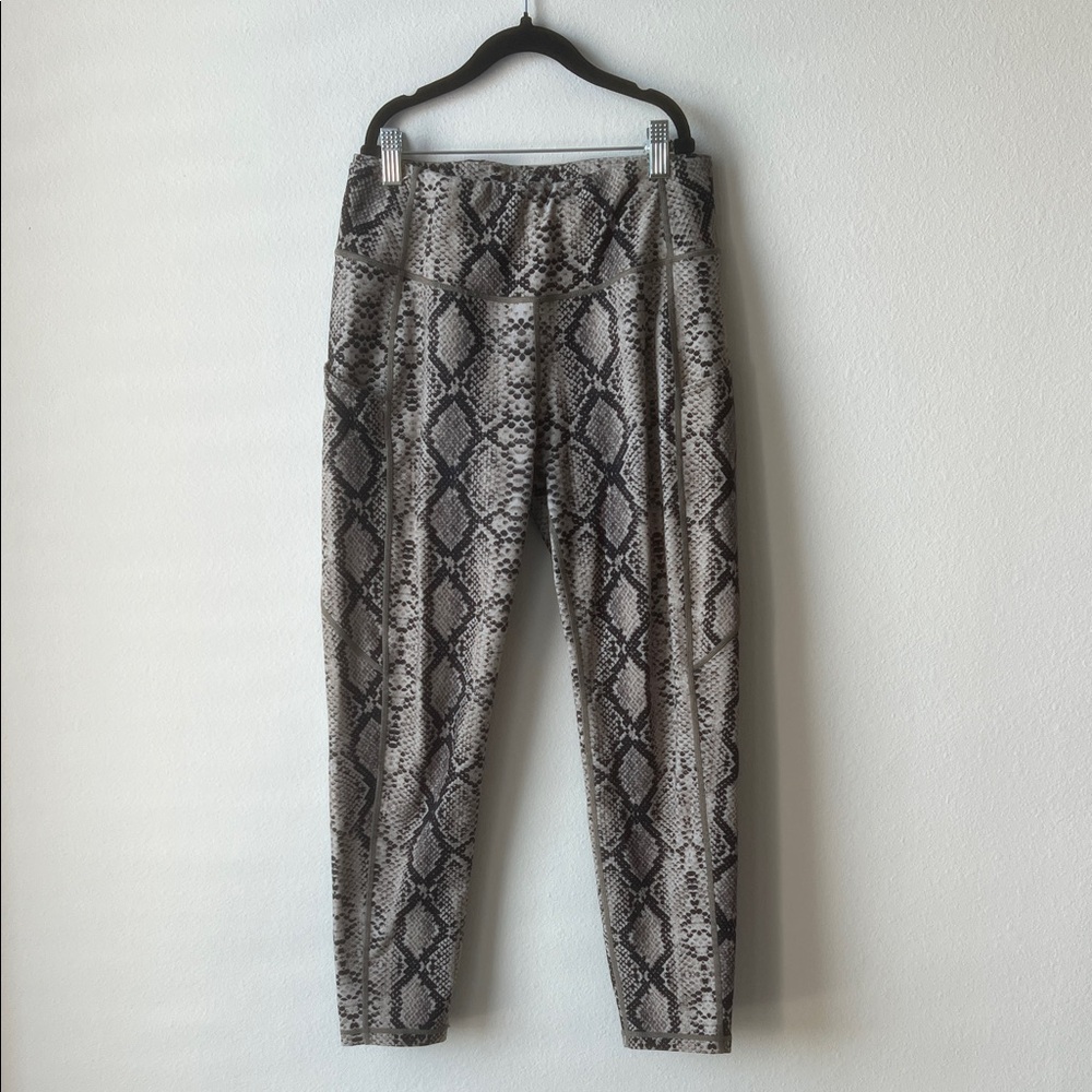 Chic Snake Print Leggings
